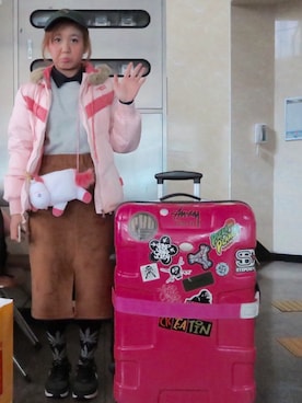 「travel」｜「アイテム（キャップ）」を使った、Suria Little Kay Ceeさん（レディース・147cm）の冬コーディネート