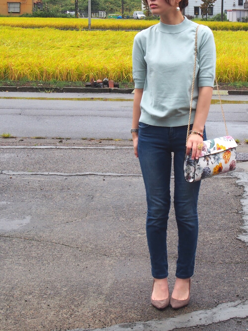 「大人カジュアル、雨の日コーデ、autumn、denim、カジュアル、ニット、スキニーデニム、パンプス、花柄、クラッチバッグ」｜「no brandのアイテム（ピアス（両耳用）、ホワイト系）」を使った、葵さん（レディース・158cm）の秋コーディネートの1枚目の写真