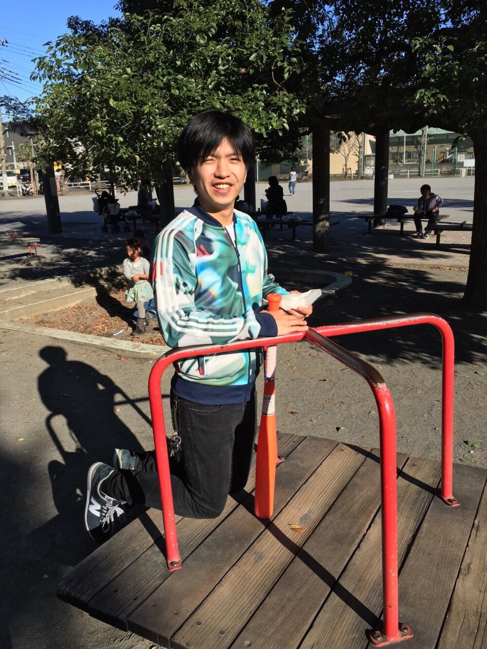 その他のジャージ、ブルー系のスニーカー、ブラック系のその他パンツを着用したメンズの冬コーディネートの1枚目の写真
