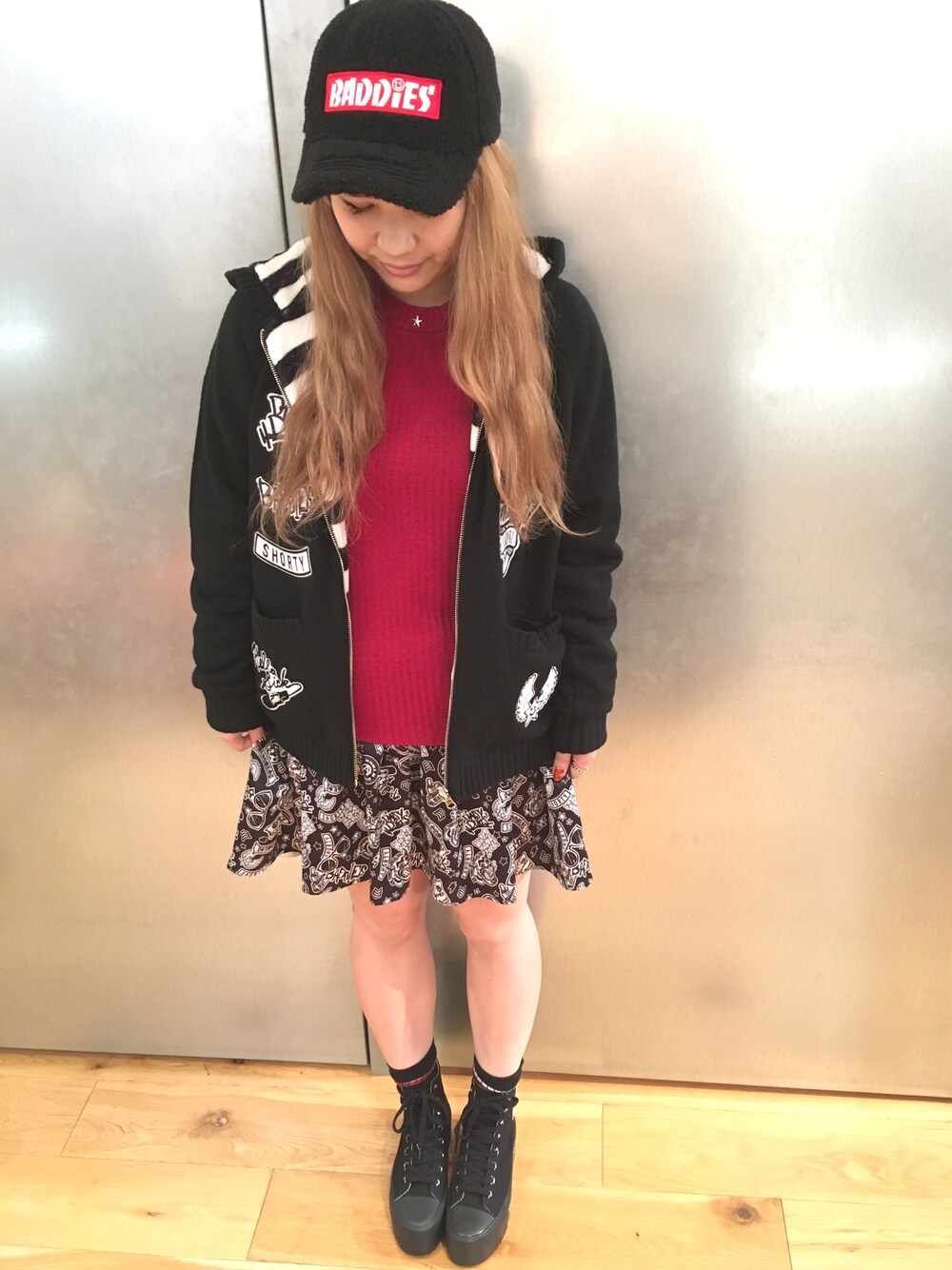 ブラック系のブルゾン、ブラック系のスカート、ブラック系のスニーカーを着用したレディースの秋コーディネートの1枚目の写真