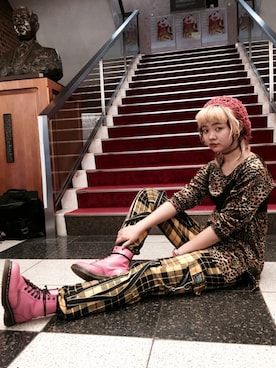 「Dr. Martens（ドクターマーチン）のアイテム（Boots、ピンク系）」を使った、あかいゆきさん（レディース・174cm）の秋コーディネート