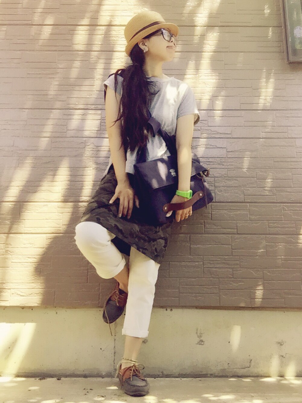 ブルー系のクラッチバッグ、グリーン系のワンピースを着用したレディースの夏コーディネートの1枚目の写真