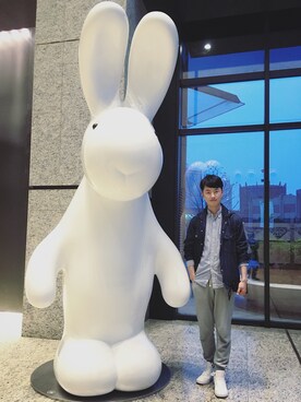 「Levi's（リーバイス）のアイテム（ジャケット/アウター、ブルー系）」を使った、五阿汪さん（メンズ）の春コーディネート