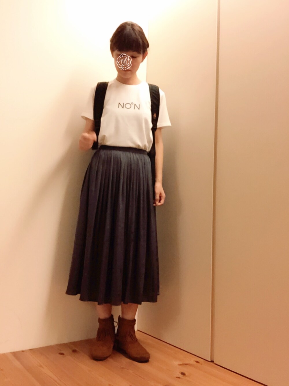 「シンプルコーデ、秋服、カジュアル、リュック、キャメル、ショートブーツ、白Tシャツ」｜「Minnetonkaのアイテム（ブーツ、ブラウン系）」を使った、mikamoさん（レディース・158cm）の秋コーディネートの1枚目の写真