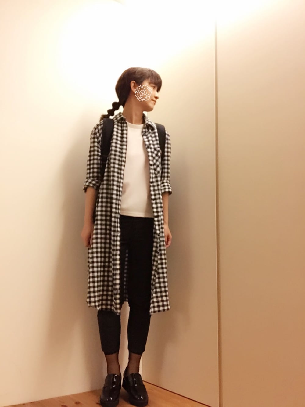 「秋、カジュアル、ロングシャツ、チェック、リュック、雨の日コーデ」｜「JEANASISのWフェイスプルオーバーNS/564613 （Tシャツ/カットソー、ホワイト系）」を使った、mikamoさん（レディース・158cm）の秋コーディネートの1枚目の写真