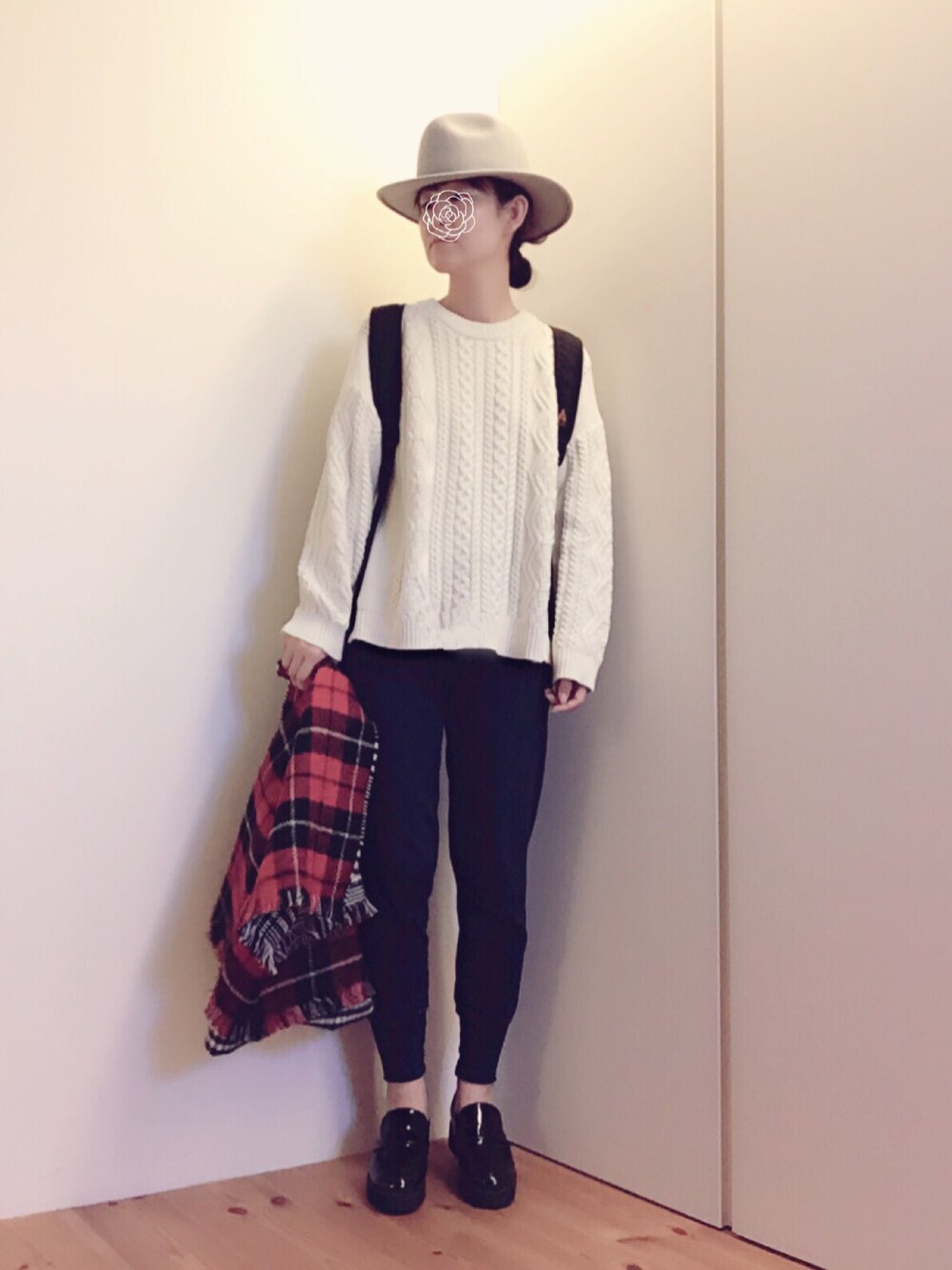 「アランニット、バックパック、チェック、ハット、大人カジュアル、シンプル、WEAR☆MINI部」｜「Discoat Parisienのアイテム（ハット、グレー系）」を使った、mikamoさん（レディース・158cm）の秋コーディネートの1枚目の写真