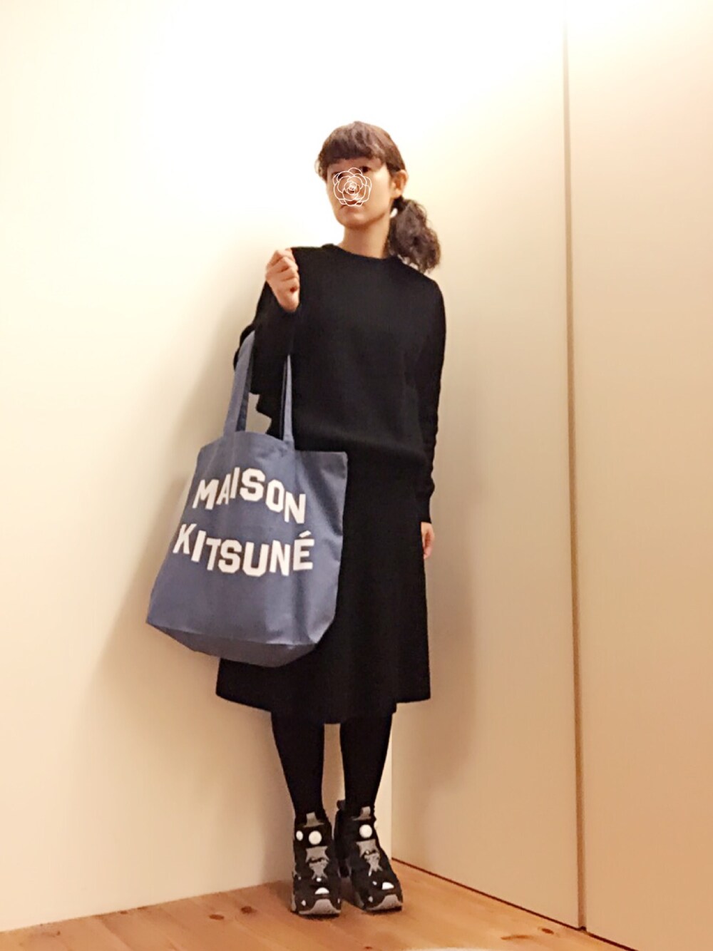 「メゾン キツネ(MAISON KITSUNE)、GU、セットアップ、ポンプフューリー、カジュアルコーデ、シンプルコーデ、秋冬」｜「SLOBE IENAのMAISON KITSUNE MAISON KITSUNEトートバッグ◆（トートバッグ、ブルー系）」を使った、mikamoさん（レディース・158cm）の冬コーディネートの1枚目の写真