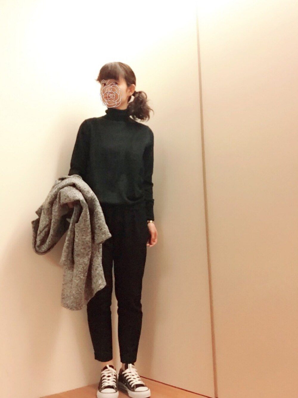 「大人カジュアル、春コーデ、スニーカーコーデ、カジュアル、通勤コーデ、WEAR☆MINI部、コンバース」｜「natural coutureの【natural couture NICE CLAUP】フリースチェスターコート（チェスターコート、グレー系）」を使った、mikamoさん（レディース・158cm）の冬コーディネートの1枚目の写真
