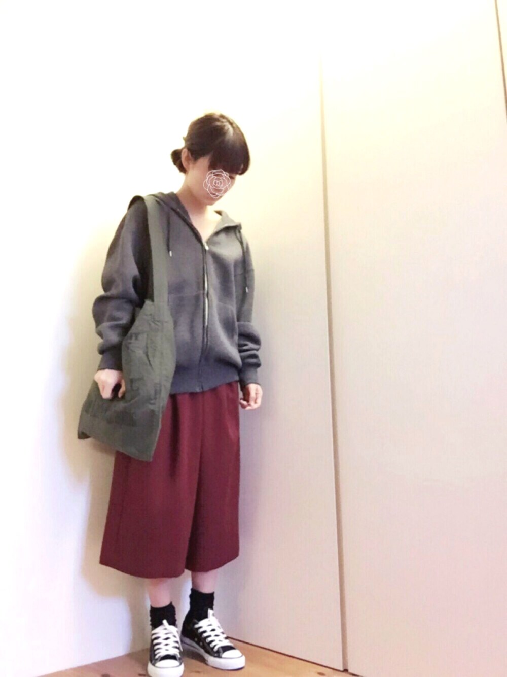 「春、はるコーデ、カジュアル、シンプル、コンバース、パーカー、WEAR☆MINI部、ラフ」｜「CONVERSEのCONVERSE / CVS ALL STAR OX（スニーカー、ブラック系）」を使った、mikamoさん（レディース・158cm）の春コーディネートの1枚目の写真