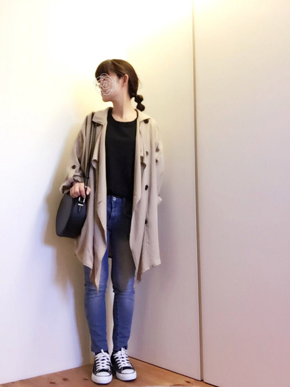 ブラック系のスニーカー、ベージュ系のトレンチコート、ブラック系のショルダーバッグを着用したレディースの春コーディネートの1枚目の写真
