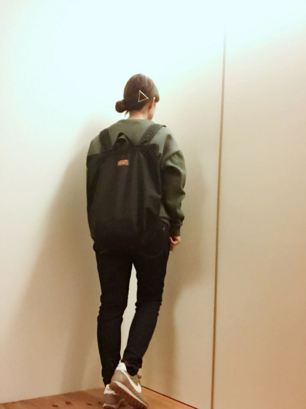 「outfit、デニム、オトナカジュアル、ゆるコーデ、カーキ、スニーカー、バックスタイル、さんかくピン」｜「Spick & SpanのNIKE ウィメンズモントリオールレーサーVNTG（スニーカー、イエロー系）」を使った、mikamoさん（レディース・158cm）の春コーディネートの1枚目の写真