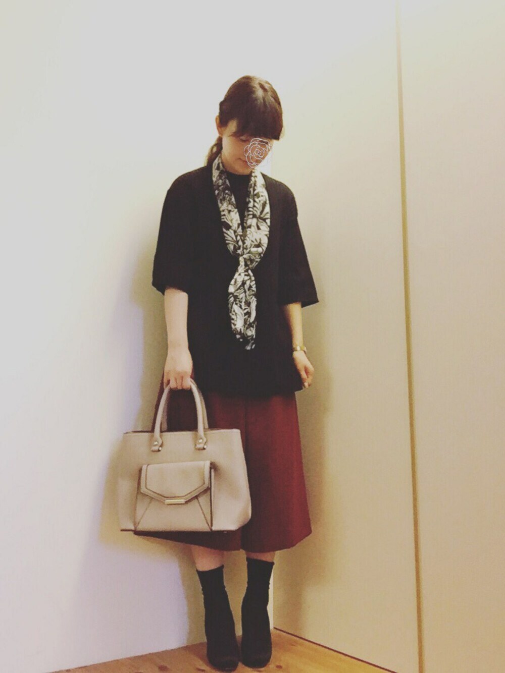 「カジュアル、オトナカジュアル、UNIQLO、スカーフ、WEAR☆MINI部」｜「FRAMeWORKの【FRAMeWORK × VERY】 タックキュロットパンツ◆（その他パンツ、レッド系）」を使った、mikamoさん（レディース・158cm）の夏コーディネートの1枚目の写真