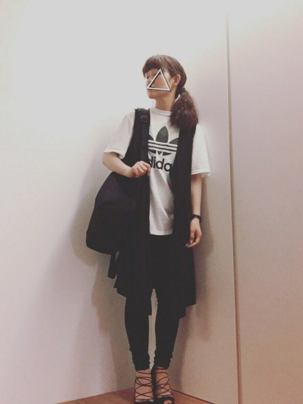 「オトナカジュアル、Tシャツ、カジュアルコーデ、ネイビー、通勤コーデ、スポーツミックス、ジレ、adidas、レースアップシューズ」｜「CIAOPANIC TYPYのアイテム（ベスト、ブルー系）」を使った、mikamoさん（レディース・158cm）の夏コーディネートの1枚目の写真