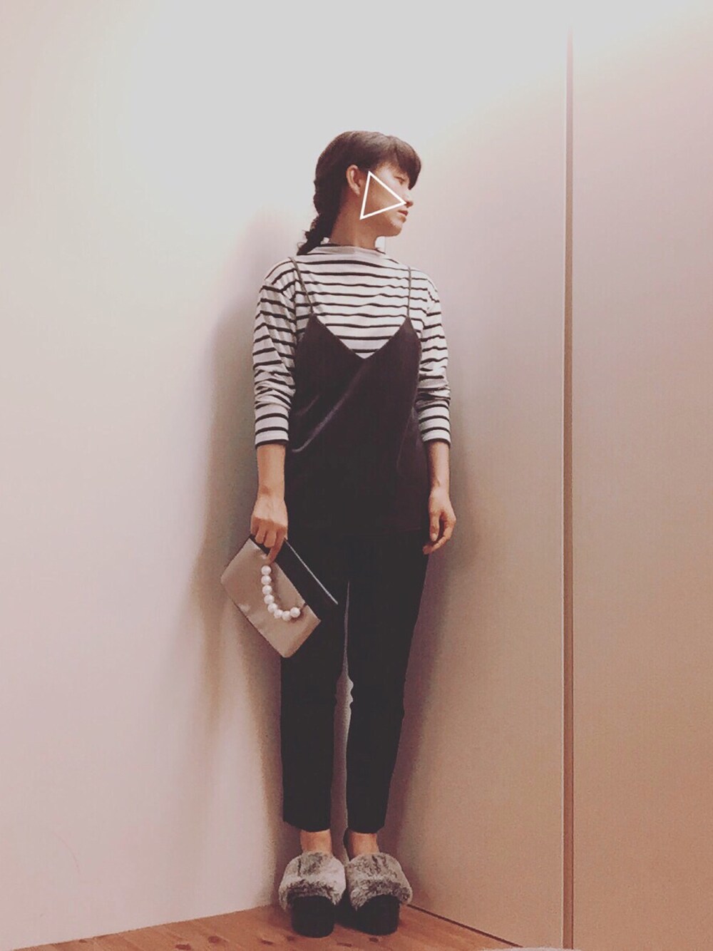 「カジュアル、シンプル、ブラック、大人カジュアル、fashion、ベロア、ベロアキャミ、GU、Doシンプル部、ファーサンダル」｜「& by P&DのボトルネックＰＯ（Tシャツ/カットソー、ホワイト系）」を使った、mikamoさん（レディース・158cm）の秋コーディネートの1枚目の写真