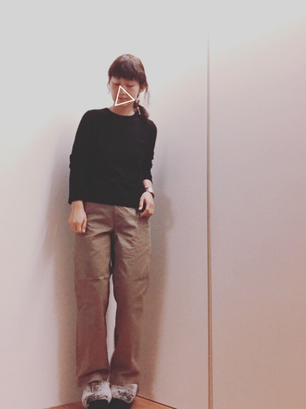 「ラクチンコーデ、きれいめカジュアル、ラフ、秋のコーデ、ニット、ワイドパンツ、Doシンプル部、三角クリップ、ファーサンダル、UNIQLO」｜「UNIQLOのアイテム（ニット/セーター、ブラック系）」を使った、mikamoさん（レディース・158cm）の秋コーディネートの1枚目の写真