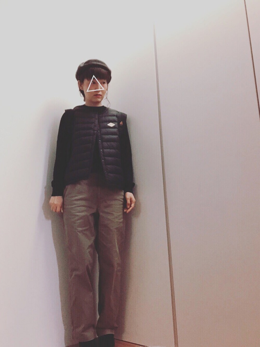 「カジュアル、休日スタイル、秋のコーデ、オトナ女子、Danton、チノパンツ、ワイドパンツ、Doシンプル部、ベレー帽」｜「LE TiROiR de DRESSTERIORのバスクベレー帽（ハンチング/ベレー帽、グリーン系）」を使った、mikamoさん（レディース・158cm）の秋コーディネートの1枚目の写真