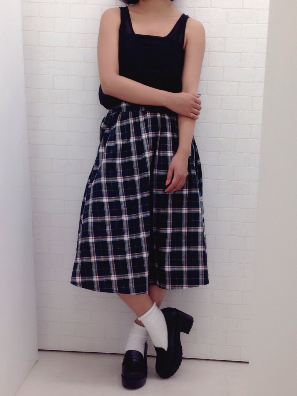 「#フレアスカート、#チェックスカート、#秋服、#秋先取り、#ミモレ丈」｜「Re:EDITの24h限定【P10倍】シンプルベーシッククルーネックノースリーブとろみ素材チュニック（トップス、ブラック系）」を使った、HALUKAさん（レディース・150cm）の夏コーディネートの1枚目の写真