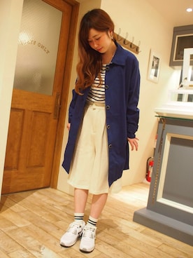 「白いスニーカー」｜「アイテム（ステンカラーコート）」を使った、chika さん（レディース・153cm）の春コーディネート