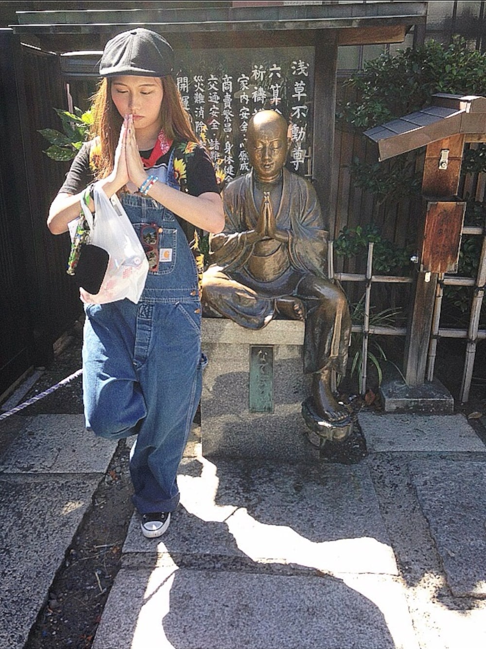 「converse、undefeated、carhartt、KANGOL、JOYRICH、Japan、Clot」｜「kangol x clot x undefeatedのアイテム（キャップ、ブラック系）」を使った、Lyceeさん（レディース・158cm）の春コーディネートの1枚目の写真