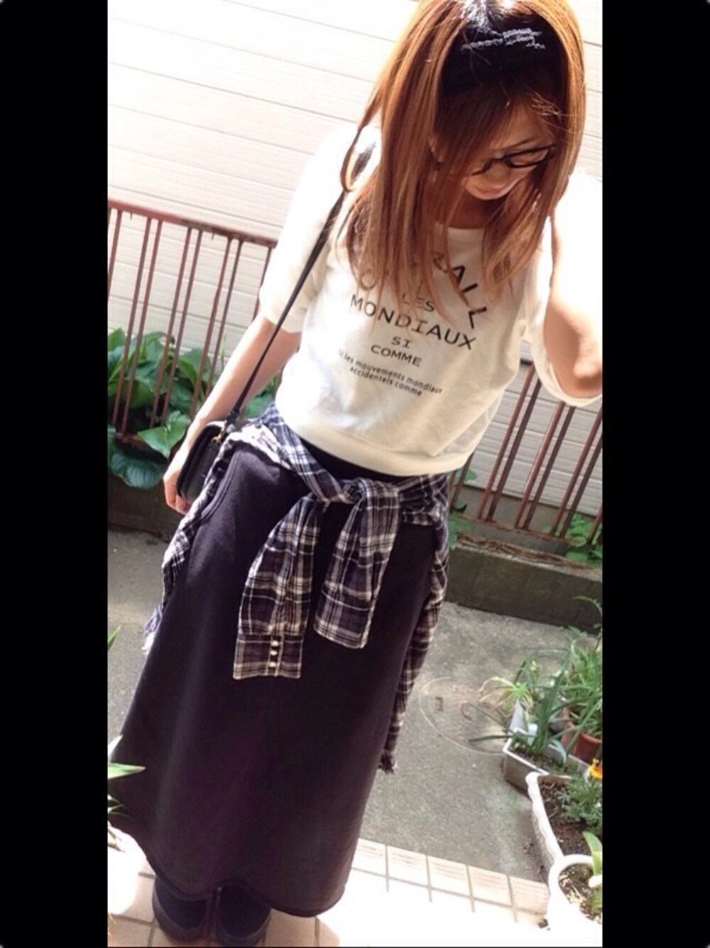 ブラック系のスニーカー、ブラック系のショルダーバッグを着用したレディースの春コーディネートの1枚目の写真