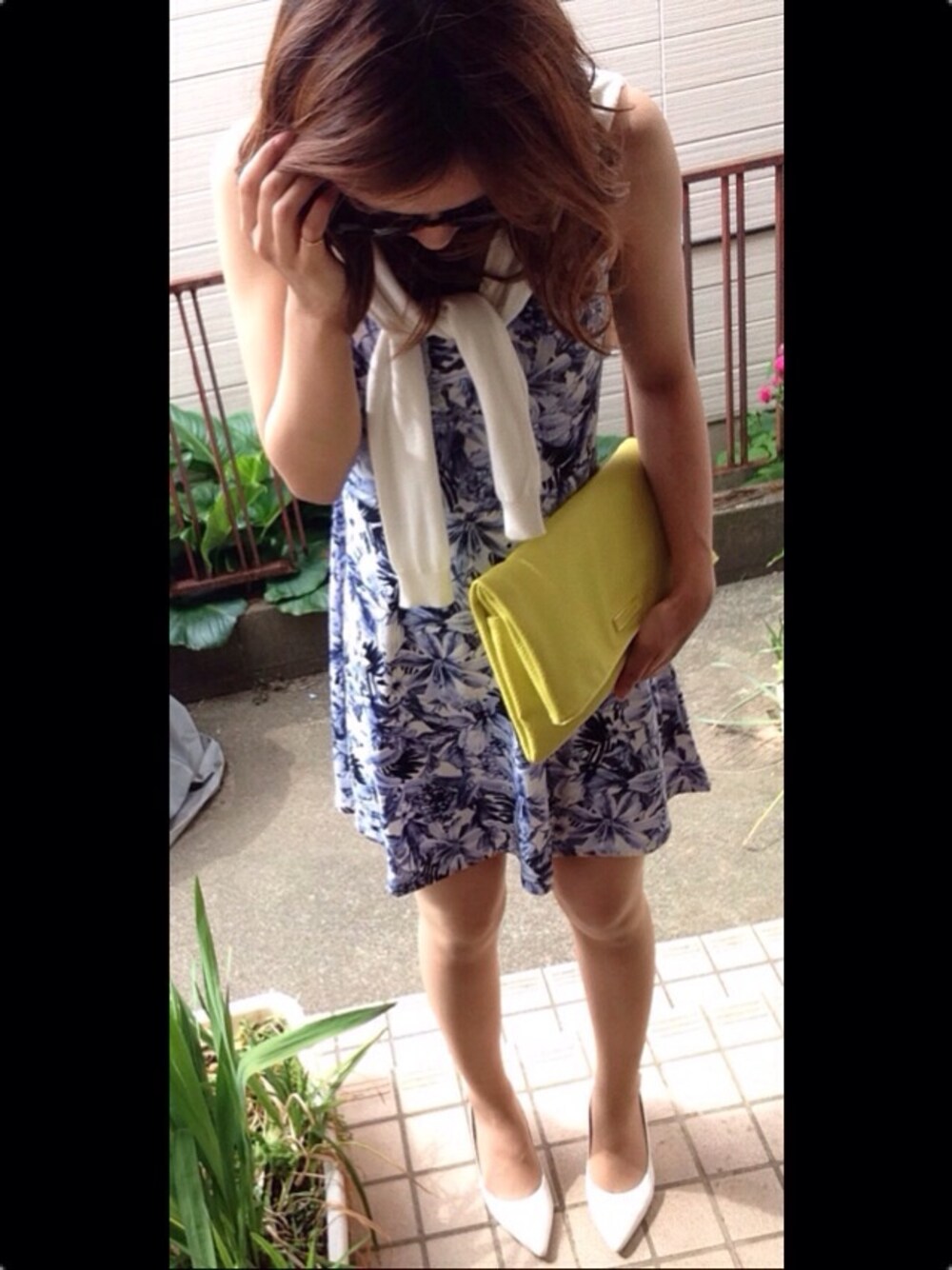 「H&M、プチプラ、海外、柄ワンピース、花柄ワンピース、ビタミンカラー、夏コーデ、青×黄、stradivarius、初挑戦アイテム」｜「H&Mの花柄ワンピース（ワンピース、ブルー系）」を使った、nyaobuさん（レディース・164cm）の春コーディネートの1枚目の写真