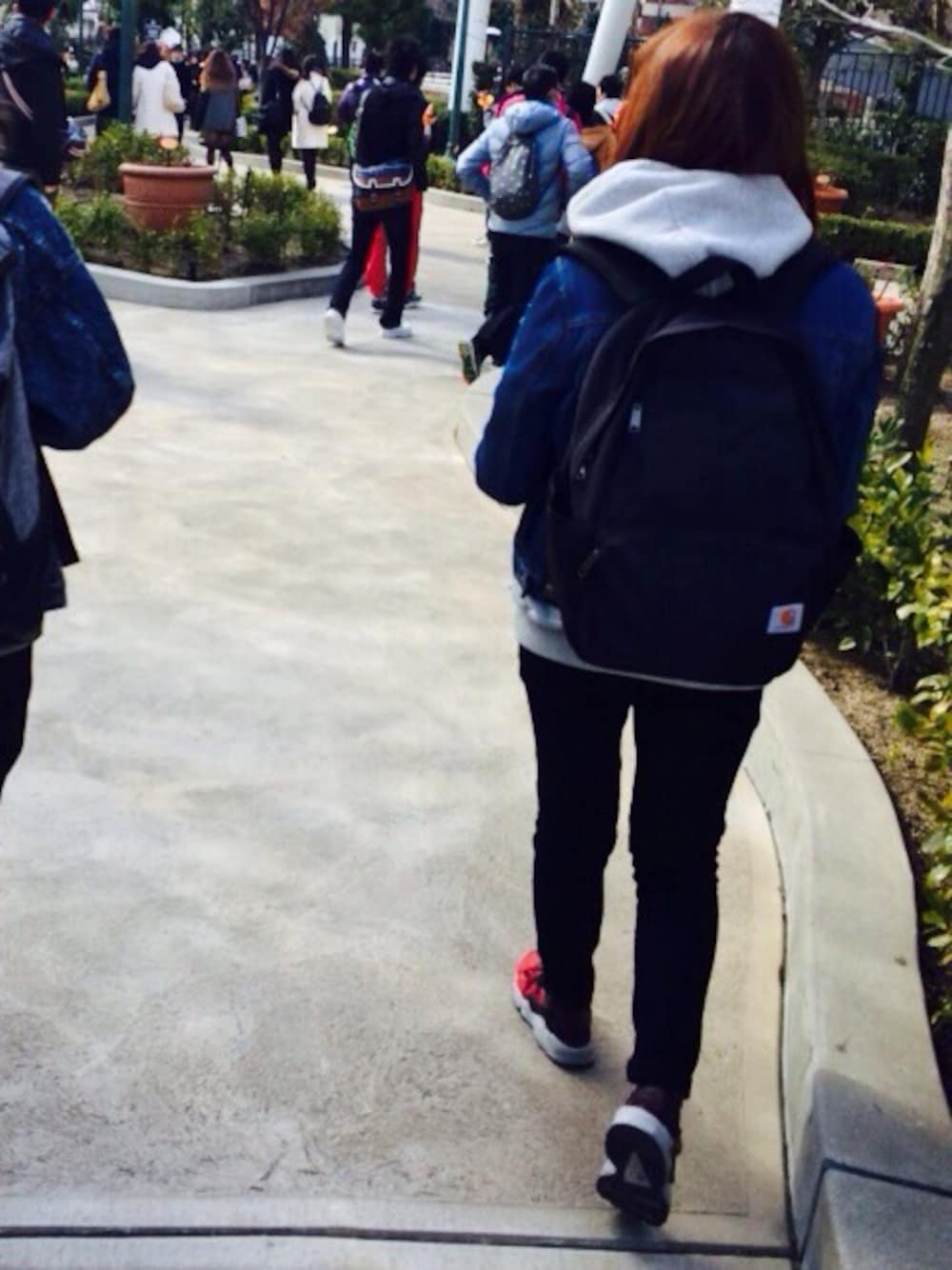 「USJ」｜「Carharttのアイテム（バックパック/リュック、ブラック系）」を使った、SARIさん（レディース・160cm）の春コーディネートの1枚目の写真