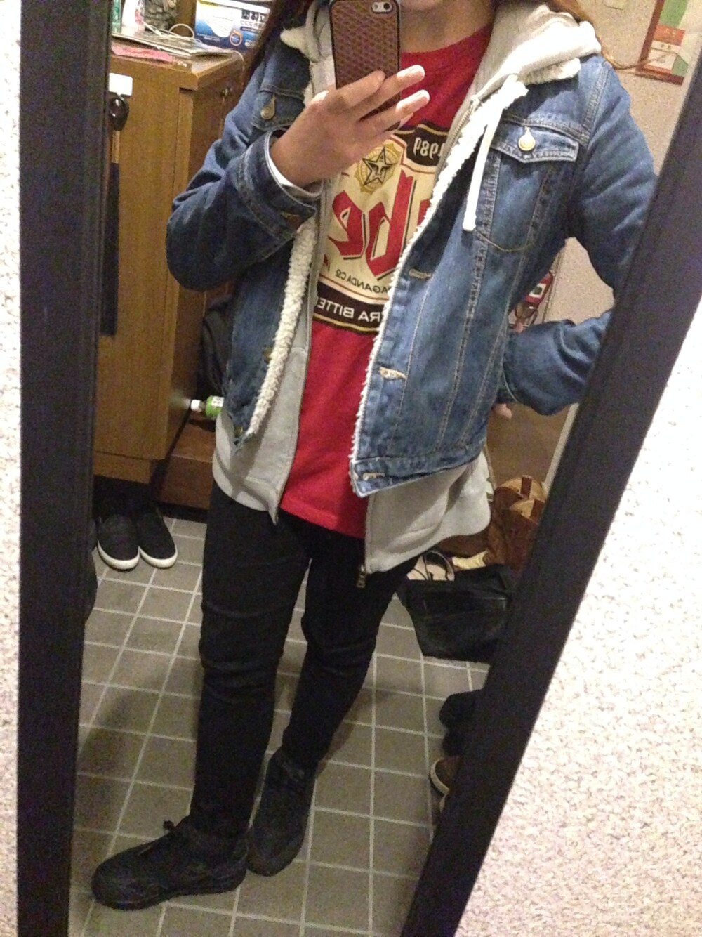 「OBEY、AIRMAX1、AIR MAX」｜「OBEYのアイテム（Tシャツ/カットソー、レッド系）」を使った、SARIさん（レディース・160cm）の春コーディネートの1枚目の写真