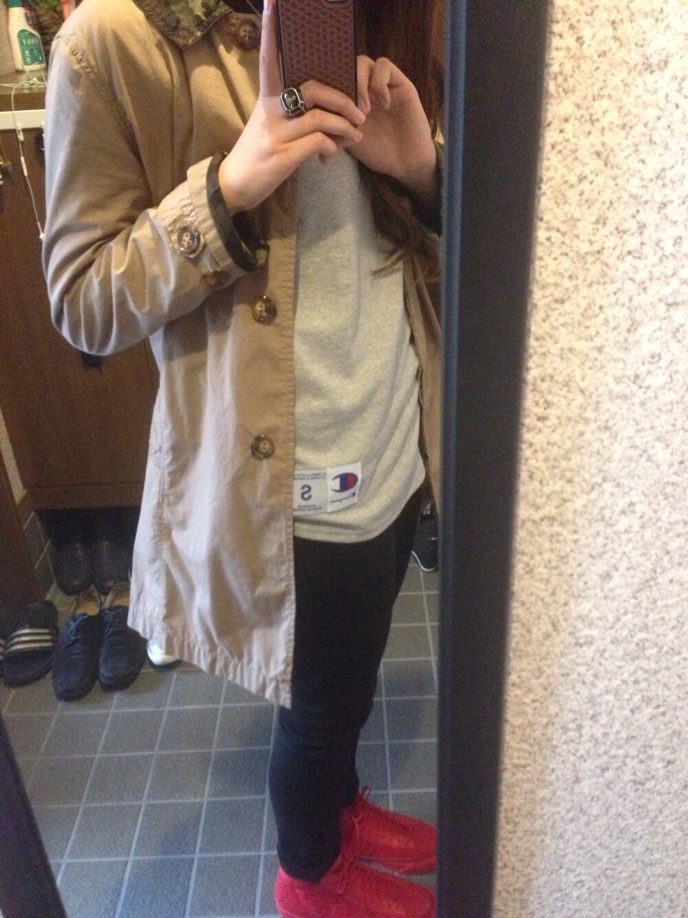 「NIKE、Nike blazer、red、Champion」｜「FLASH REPORTのアイテム（ステンカラーコート、ベージュ系）」を使った、SARIさん（レディース・160cm）の春コーディネートの1枚目の写真