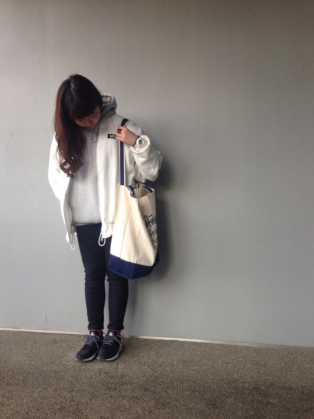 「stussy、NIKE、huarache、MA-1、white」｜「STUSSYのGS 2Way Tote Stock Logo（トートバッグ、ホワイト系）」を使った、SARIさん（レディース・160cm）の春コーディネートの1枚目の写真