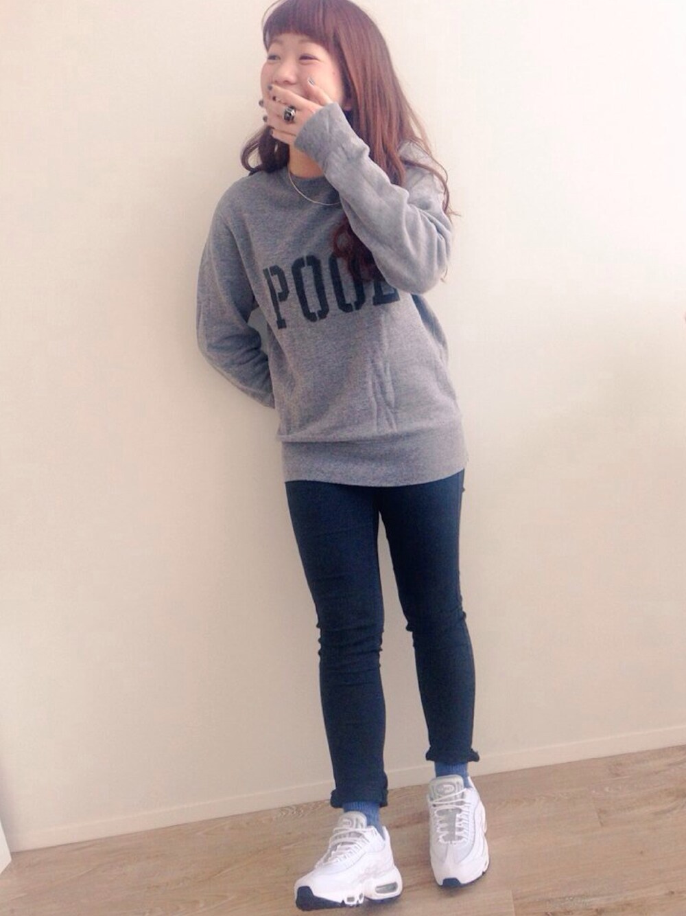 「thePOOL aoyama、NIKE、airmax、airmax95、white」｜「the POOL aoyamaのアイテム（スウェット、グレー系）」を使った、SARIさん（レディース・160cm）の春コーディネートの1枚目の写真