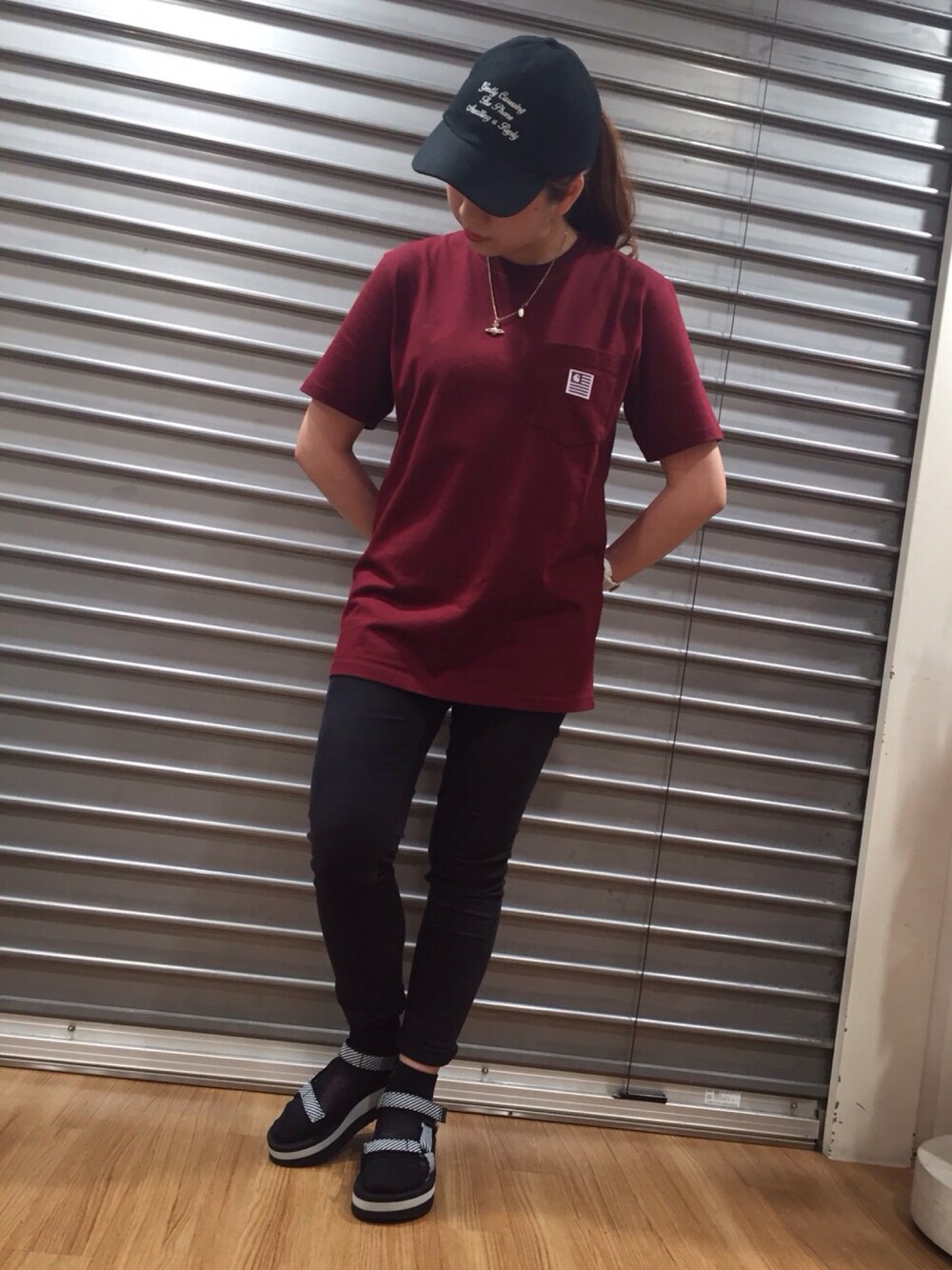 「carhartt、teva、black、street、UNIF」｜「Carharttのアイテム（Tシャツ/カットソー、レッド系）」を使った、SARIさん（レディース・160cm）の夏コーディネートの1枚目の写真