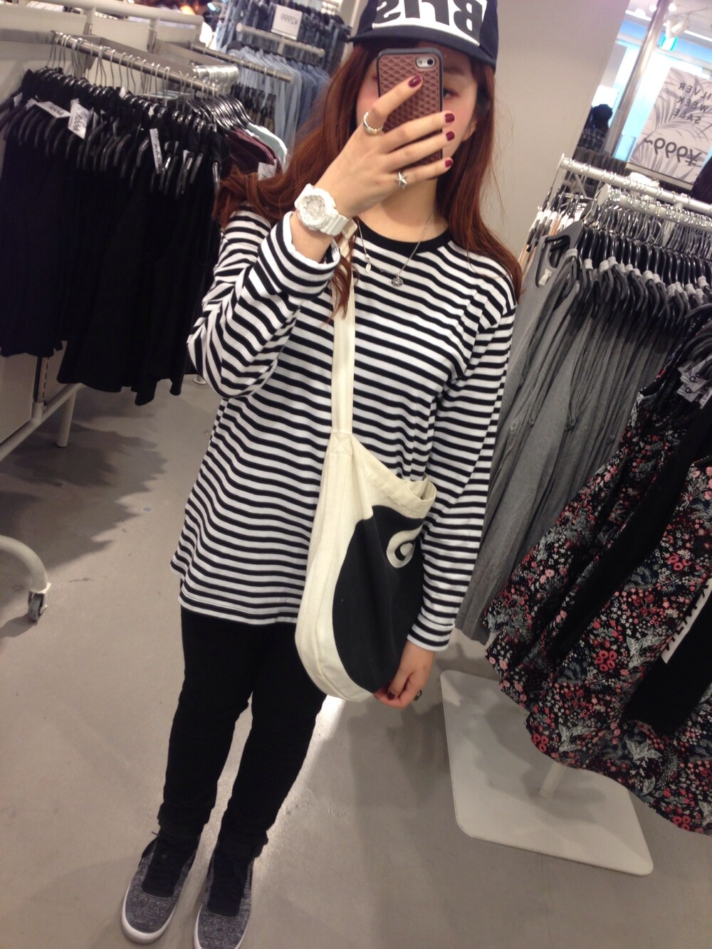 「NIKE、FCRB」｜「FRANKのアイテム（Tシャツ/カットソー、ブラック系）」を使った、SARIさん（レディース・160cm）の秋コーディネートの1枚目の写真