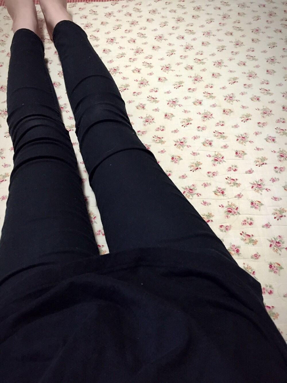 「UNIQLOのアイテム（Tシャツ/カットソー、ブラック系）」を使った、ゆしゅりがぁさん（レディース・167cm）の春コーディネートの1枚目の写真