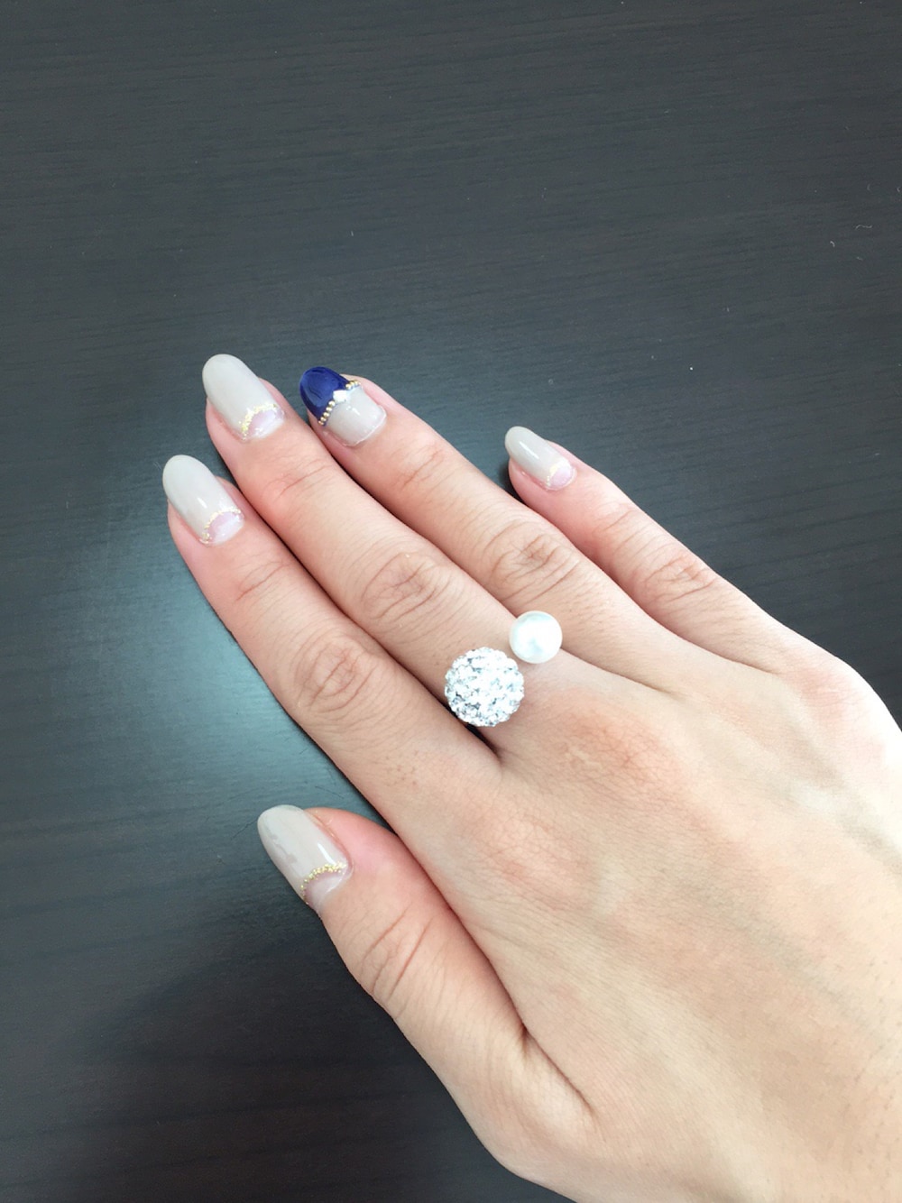「パール&キラキラリング、大人ネイル」｜「no brandのアイテム（リング、ホワイト系）」を使った、shiiinoさん（レディース・154cm）の秋コーディネートの1枚目の写真