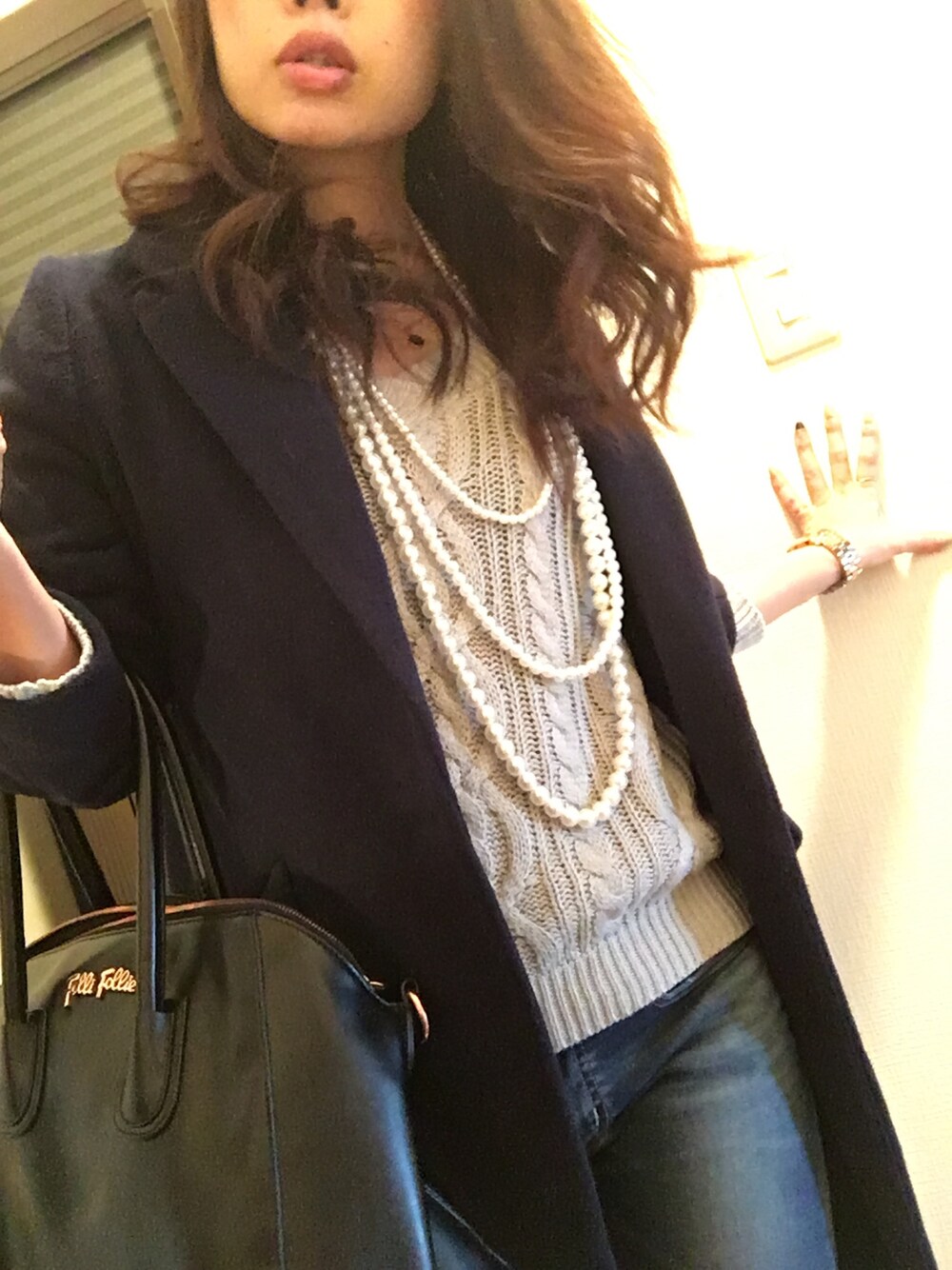 「チェスターコート、ケーブルニット、パールネックレス、デニム」｜「GORGEのアイテム（ニット/セーター、グレー系）」を使った、shiiinoさん（レディース・154cm）の秋コーディネートの1枚目の写真