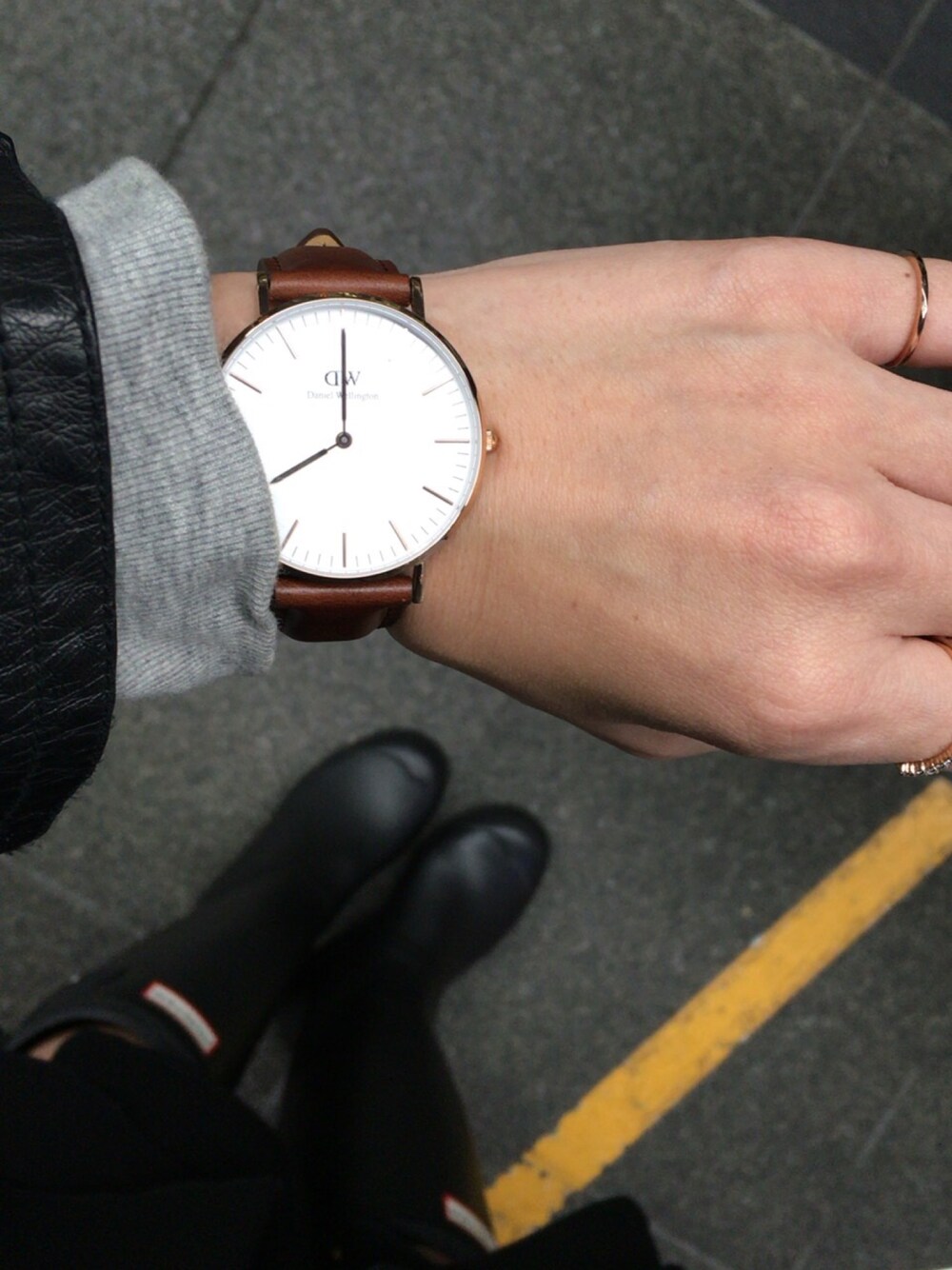「Daniel Wellington、watch、HUNTER、雨の日」｜「Daniel WellingtonのDaniel Wellington 'Classic St. Mawes' Leather Strap Watch, 36mm（アナログ腕時計、ブラウン系）」を使った、shiiinoさん（レディース・154cm）の秋コーディネートの1枚目の写真