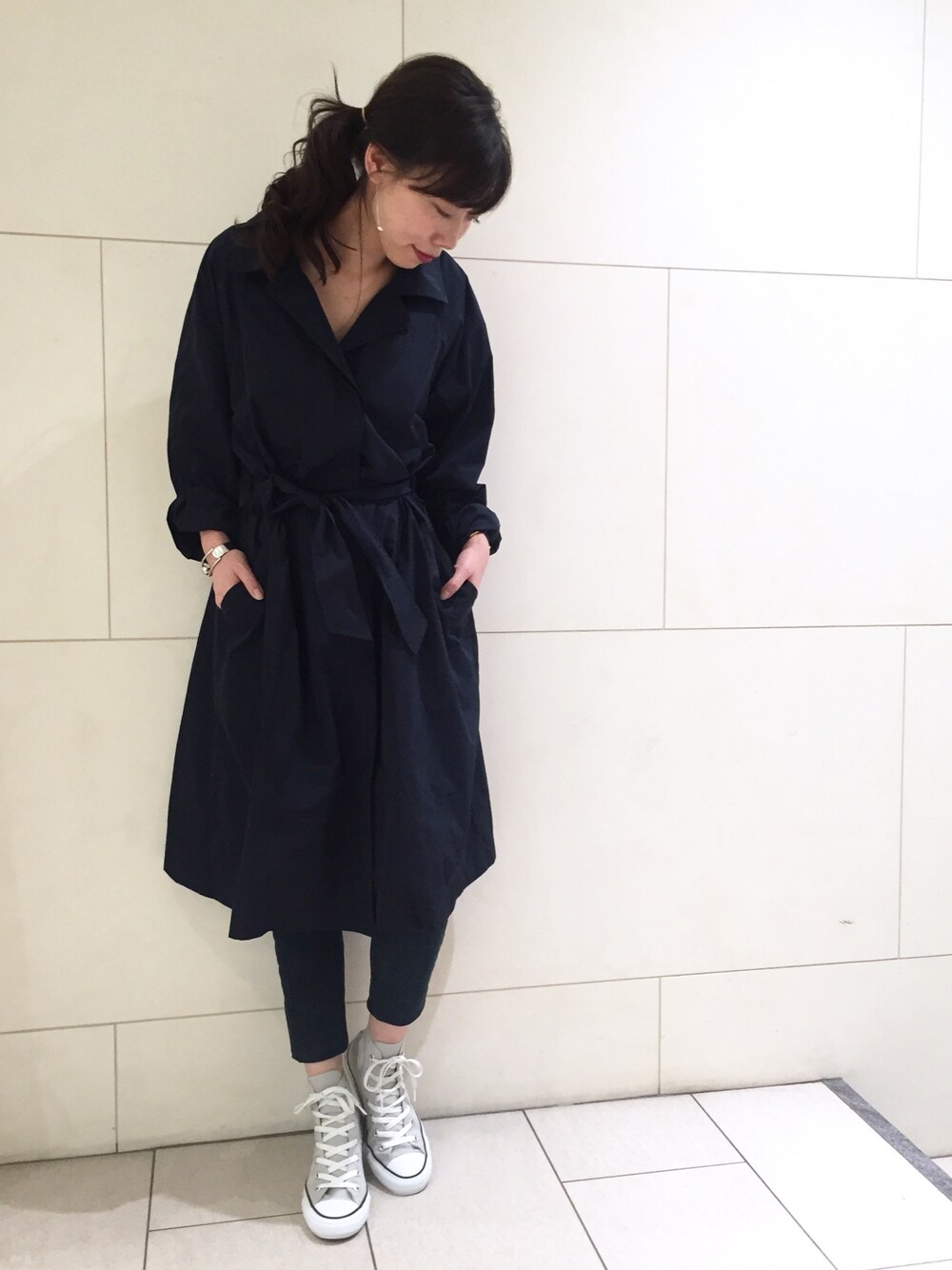 「コンバース、アウター、グレー、スキニー、秋のコーデ、converse、大人カジュアル、きれいめカジュアル、MAISON DE REEFUR、MAISON DE REEFUR PLACARD」｜「MAISON DE REEFURのオーバー サイズ コート（その他アウター、ブルー系）」を使った、MAYU SATOさん（レディース・163cm）の秋コーディネートの1枚目の写真