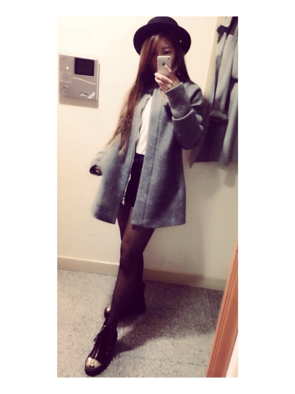 「boots、HOME、casual、Casualwear、shortpants」｜「ZARAのアイテム（ダッフルコート、グレー系）」を使った、Avery.Linさん（レディース・162cm）の秋コーディネートの1枚目の写真
