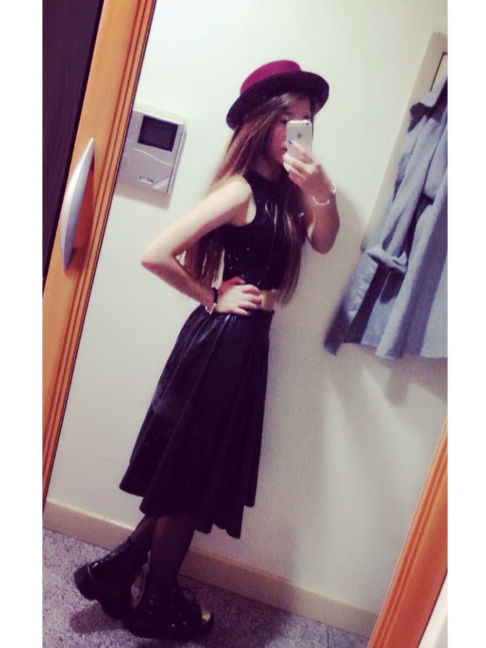 「皮裙、leather skirt、knitwear、black、red hat」｜「no brandのアイテム（タンクトップ、ブラック系）」を使った、Avery.Linさん（レディース・162cm）の秋コーディネートの1枚目の写真