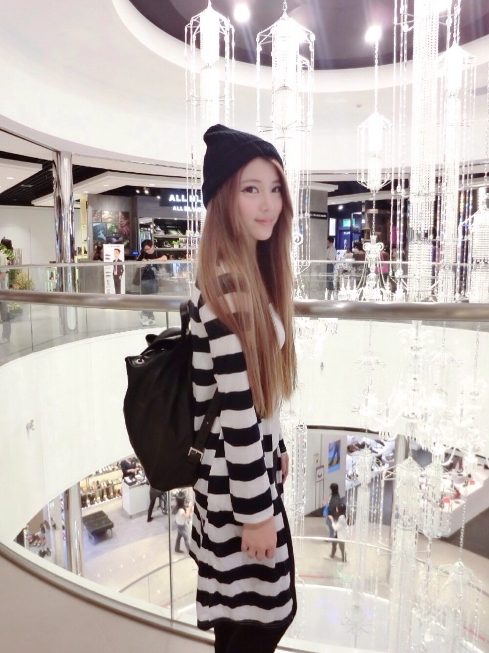 「PRADA、rucksack、casual、dailylook、shopping」｜「PRADAのPrada leather rucksack（バックパック/リュック、ブラック系）」を使った、Avery.Linさん（レディース・162cm）の秋コーディネートの1枚目の写真