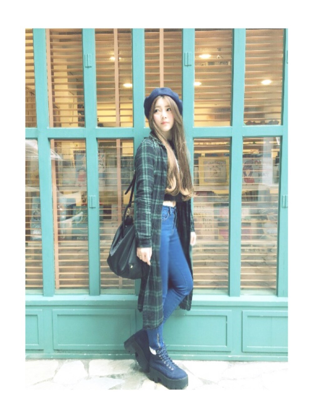 「NIRVANA、JEFFREY CAMPBELL、navyblue、FOREVER 21、jeans、shirts」｜「FOREVER 21のアイテム（デニムパンツ、ブルー系）」を使った、Avery.Linさん（レディース・162cm）の冬コーディネートの1枚目の写真