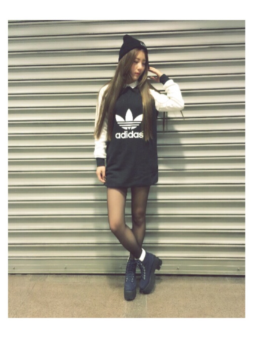 「adidas originals、jc、boots、high fashion、sporty、shirts、winter wearing、WINTER STYLE、black and white」｜「adidas OriginalsのAdidas original（スウェット、ブラック系）」を使った、Avery.Linさん（レディース・162cm）の冬コーディネートの1枚目の写真