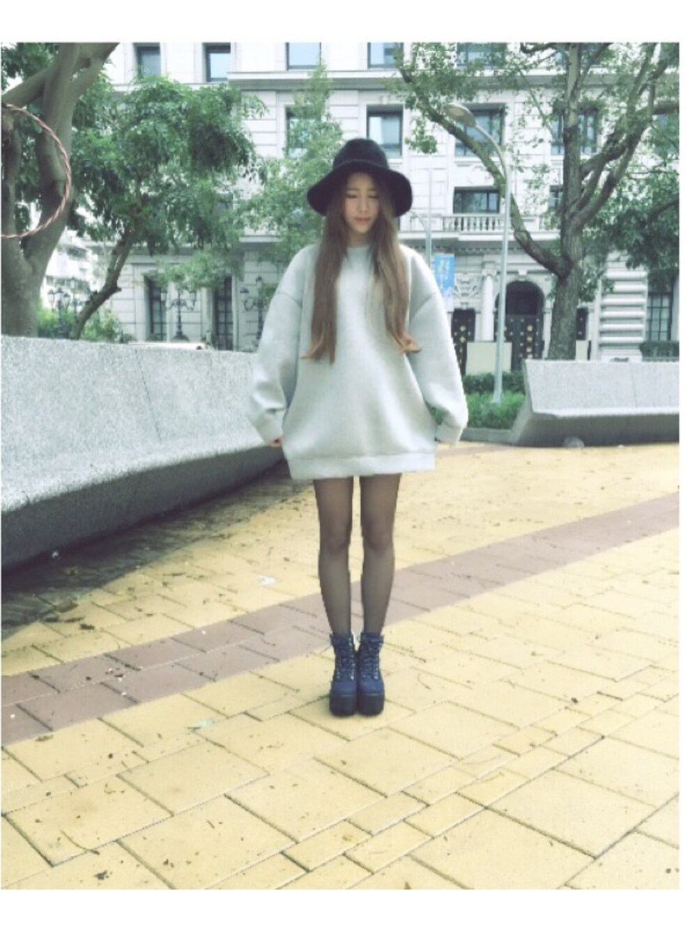 「boyfriend style、grey、fur、Jeffery Campbell、NIRVANA、scuba、neoprene」｜「Jeffrey CampbellのJC Nirvana boots（ブーツ、ブルー系）」を使った、Avery.Linさん（レディース・162cm）の冬コーディネートの1枚目の写真