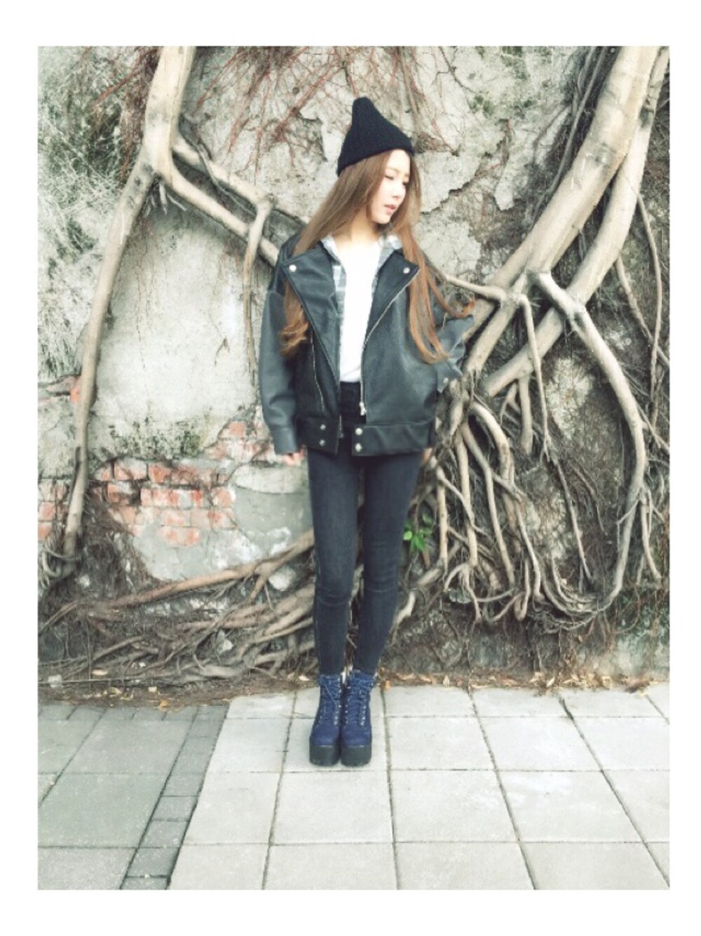 「leather jacket、leather、black and white、MIX、STYLENANDA」｜「Jeffrey CampbellのJC Nirvana boots（ブーツ、ブルー系）」を使った、Avery.Linさん（レディース・162cm）の冬コーディネートの1枚目の写真