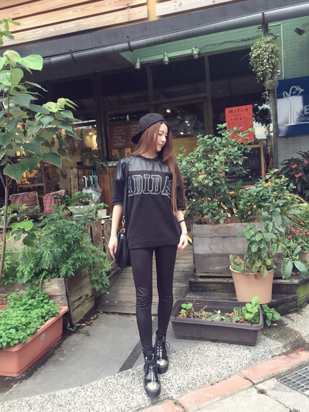「leather、allblackeverything、adidas originals、fit、mbmj、MARC BY MARC JACOBS、STYLE、metallic」｜「adidas OriginalsのLeather mixed
（Tシャツ/カットソー、ブラック系）」を使った、Avery.Linさん（レディース・162cm）の冬コーディネートの1枚目の写真