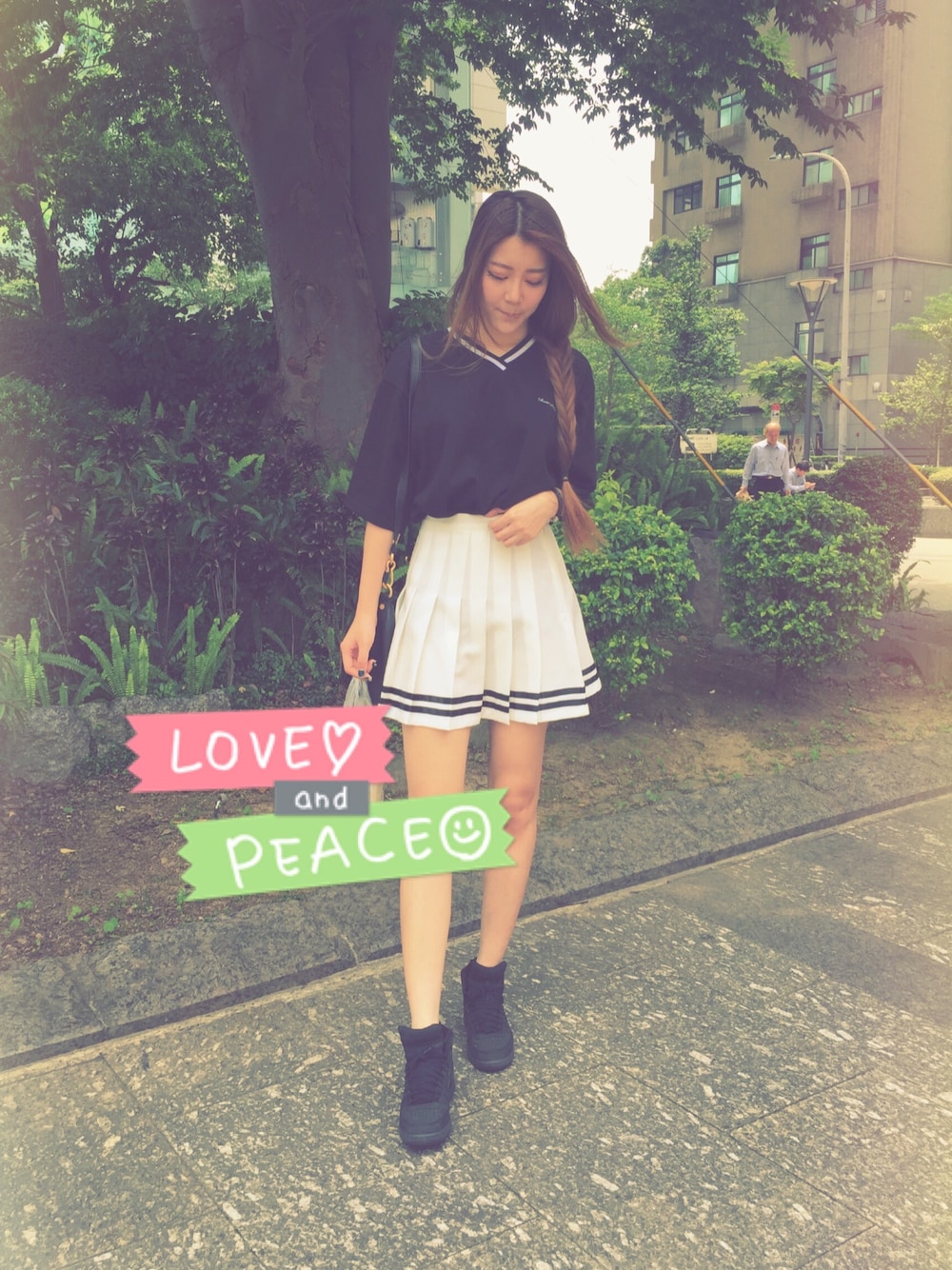 「black and white、korean fashion、skirts、NIKE、Casualwear、casual wearing」｜「mixxmixのアイテム（スカート、ホワイト系）」を使った、Avery.Linさん（レディース・162cm）の春コーディネートの1枚目の写真