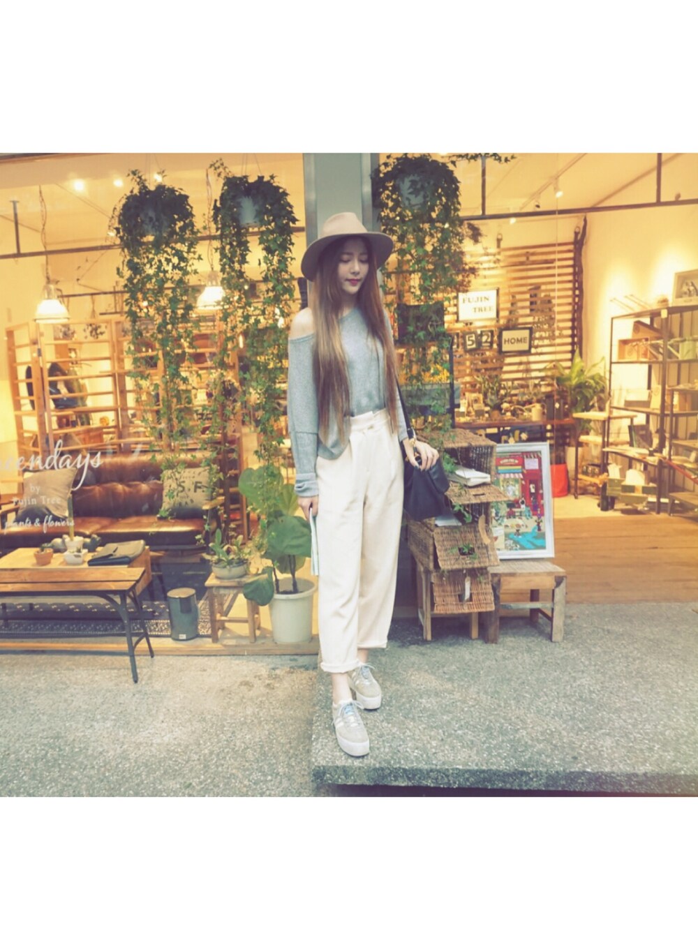 「adidas originals、Casualwear、foodie、teatime、beige、ladylike、dailylook」｜「STYLENANDAのアイテム（その他パンツ、ベージュ系）」を使った、Avery.Linさん（レディース・162cm）の春コーディネートの1枚目の写真