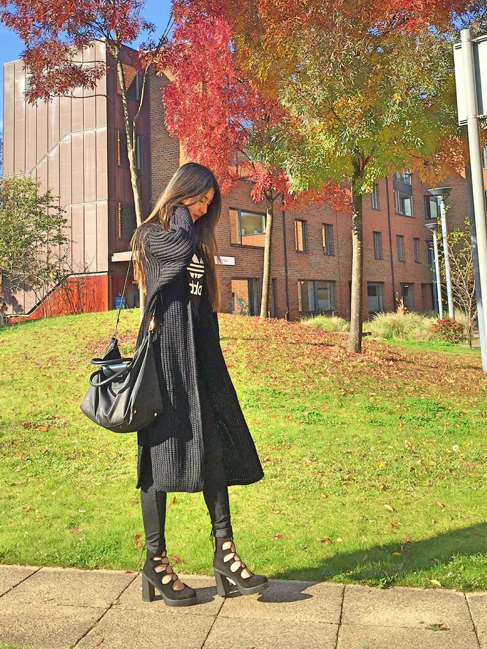 「ALLBLACK、TOPSHOP、autumn look、Chilling、STYLENANDA、korean fashion、adidas originals、black」｜「TOPSHOPのアイテム（その他シューズ、ブラック系）」を使った、Avery.Linさん（レディース・162cm）の秋コーディネートの1枚目の写真