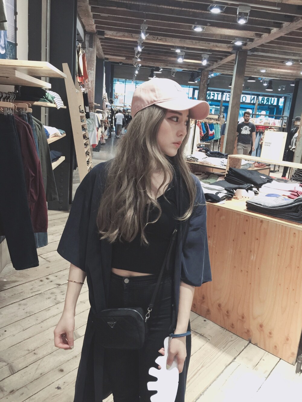 「American Apparel、COS、PradaBag、URBAN OUTFITTER、休日スタイル、夏、LONDON」｜「COSのアイテム（ダウンジャケット/コート、ブルー系）」を使った、Avery.Linさん（レディース・162cm）の夏コーディネートの1枚目の写真