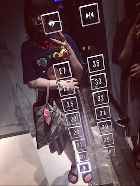 「アイテム（ビーチサンダル）」を使った、Jocelyn Chenさん（レディース・169cm）の秋コーディネート